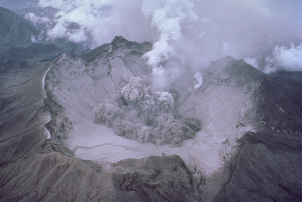 mount pinatubo early eruption in 1991