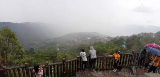 People looking out over Amburayan Valley at Mines View Park in Baguio City