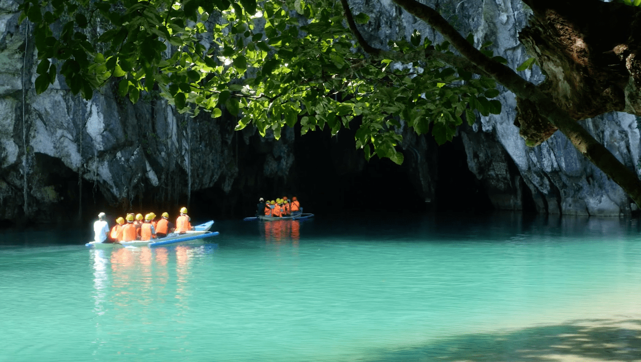 boats and canoes going in and out of puerto princesa underground river