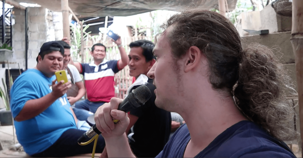 Lennart Konst singing karoke in the Philippines