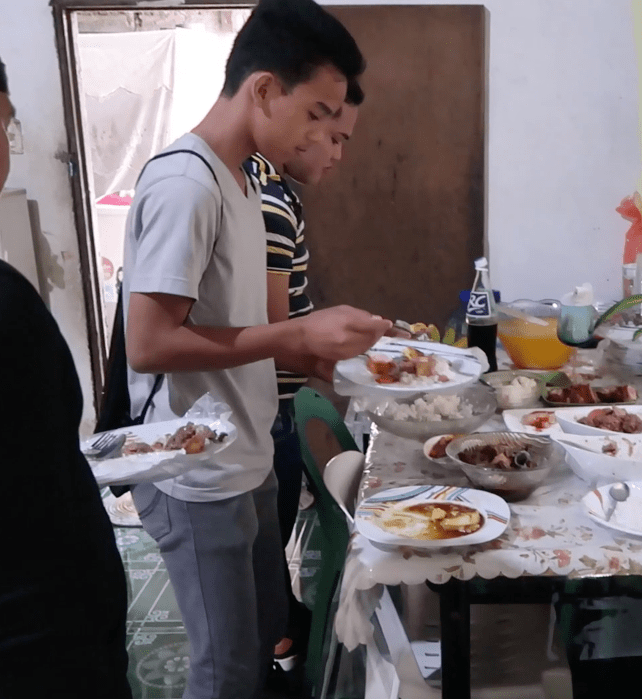 Filipinos eating